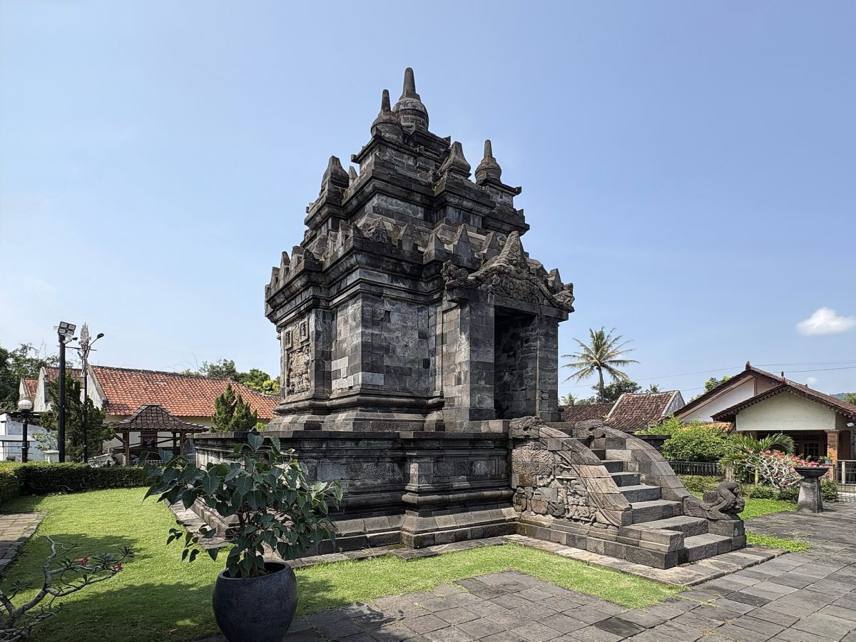 Pawon Temple (Candi Pawon)